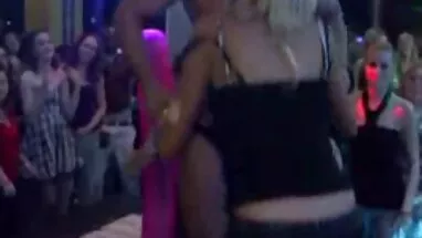 Đức lớn tuổi quyến sex hien tai không che rũ thiếu niên để chơi