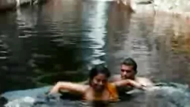 Bồn phim sex hentai không che tắm nóng bữa tiệc với cô gái da trắng và da đen